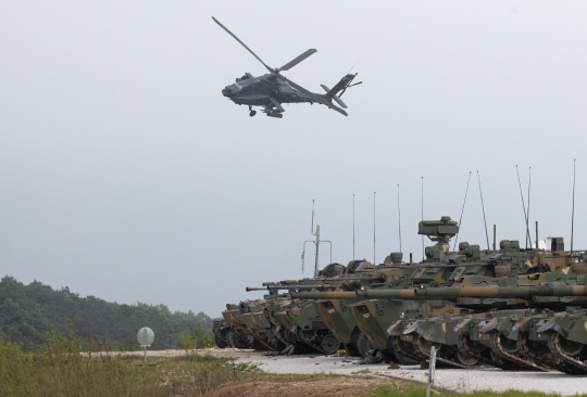 7일 경기 포천시 승진과학화훈련장에서 열린 2023 연합·화동 화력 격멸훈련에서 아파치 헬기가 기동을 선보이고 있다. 연합뉴스